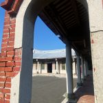一進正身七開間，左右護龍五開間格局，左右對稱開磚砌圓拱廊門