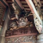 正廳簷廊木作獅座棟架圓滿渾厚，淺雕員光