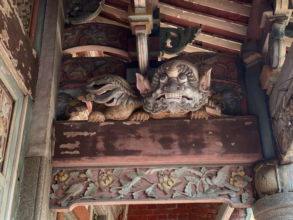 正廳簷廊木作獅座棟架圓滿渾厚，淺雕員光