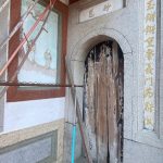 梢間作廊門接左右護龍形成過水廊道，門廊上塑有「竹苞」、「松茂」旁有對聯，左右呼應鑾井派下發衍。