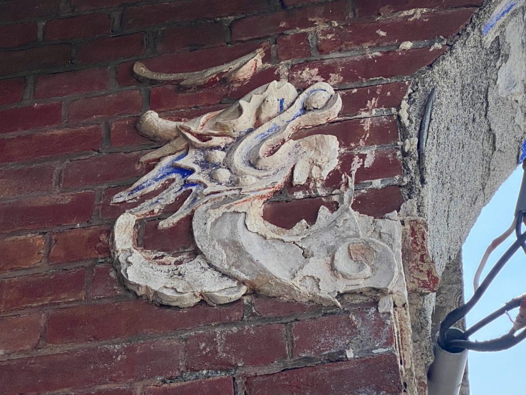 墀頭旁仍留有白灰魑龍泥塑，炯炯有神