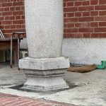 正廳前簷廊設洗石子圓梭柱身廊柱,六角形柱礎,柱頭以圓盤收邊