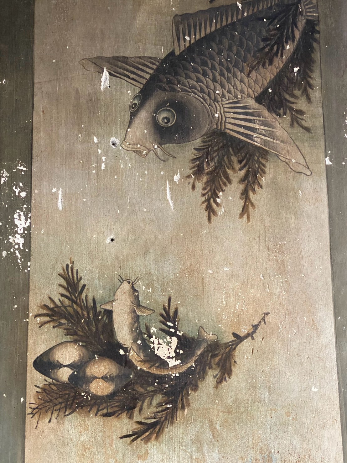 圖下有一條幼小鯉魚用力翻肚，正在模仿母魚翻身跳躍前進的身形更是極具活潑張力