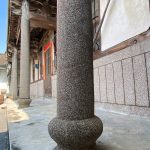 「邱家古厝」正廳簷廊前以四根立柱圓形柱礎採洗石子工法飾面