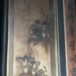 右壁靠次間門旁，畫有「貓」「蝴蝶」「白菜」，合稱為「耄耋長壽圖」，「白菜」在閩南語與「百財」諧音，寓意百財匯聚，帶有祈求財源廣進的俗世願望