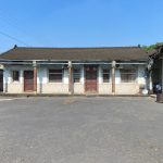 左右護龍約1962年間改建，正面牆身與廊柱大量貼飾馬賽克，但仍維持傳統護龍規制
