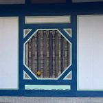 正廳左右次間牆堵開八角木窗，以車枳（車心枳）坐窗櫺