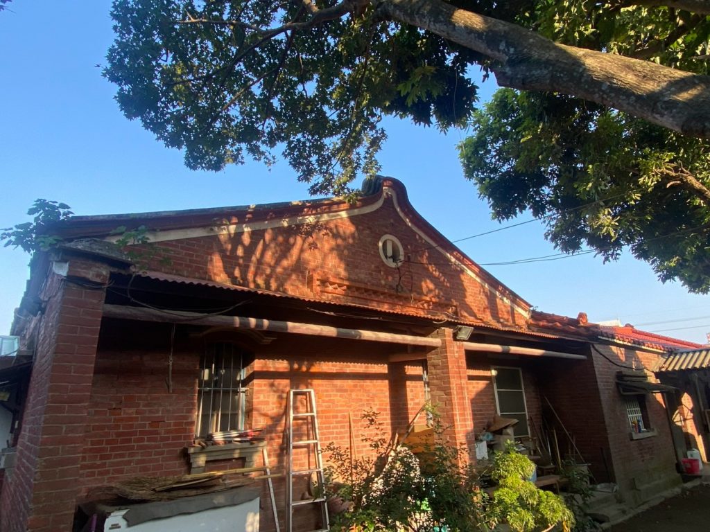 正廳山牆馬背開圓形窗下砌鳥踏