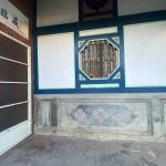 正廳左右次間牆堵開八角木窗，以車枳（車心枳）坐窗櫺，上開方形氣窗，裙堵則以洗石子作框收邊，中坎十字花飾（紅花心）