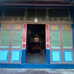 大門採三關六開門，門樘桁木施八仙彩繪，頂板萬字不斷金漆淺雕，格心窗櫺木作，裙板施青色淺漆