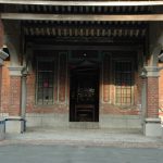 門額題「河間衍派」堂號,門聯書「河出絡書蔚超人文昭案代」「間生名世席祥徵官保衍台疆」文武雙全深具意涵
