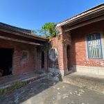 右次間梢間圓拱門正面開竹節櫺飾圓窗