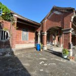 軒亭為棚頂屋構,由四柱方形磚砌,方形柱頭、柱礎均以洗石子收邊,山牆面以前後方柱清水磚砌大弧拱圈相接,營造出不凡氣勢