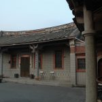 左右梢間設圓拱門，門額上書「龍飛」、「鳳舞」，梢間正面開方型窗洗石子裝飾，左右護龍則以拱門相通