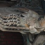 簷柱上承瓜筒木構桁架，明間柱頭雀替(托木)以鳳凰形飾